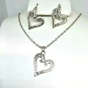 NWOT Elegant Heart Necklace and Earrings Set